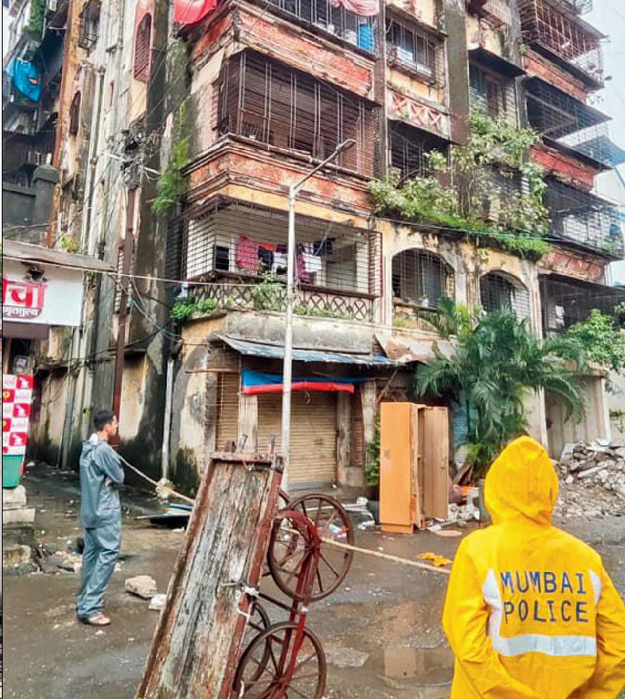 Hundreds of buildings in Ulhasnagar are more than 40 years old and in a sorry state (Pic/Navneet Barhate)