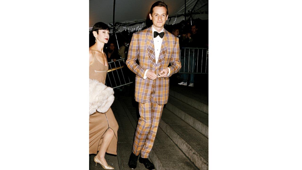 Unlike the Oscars, the Met Gala didn’t always have a red carpet experience. British fashion editor Hamish Bowles is seen walking up the concrete steps of the MMoA in 1998