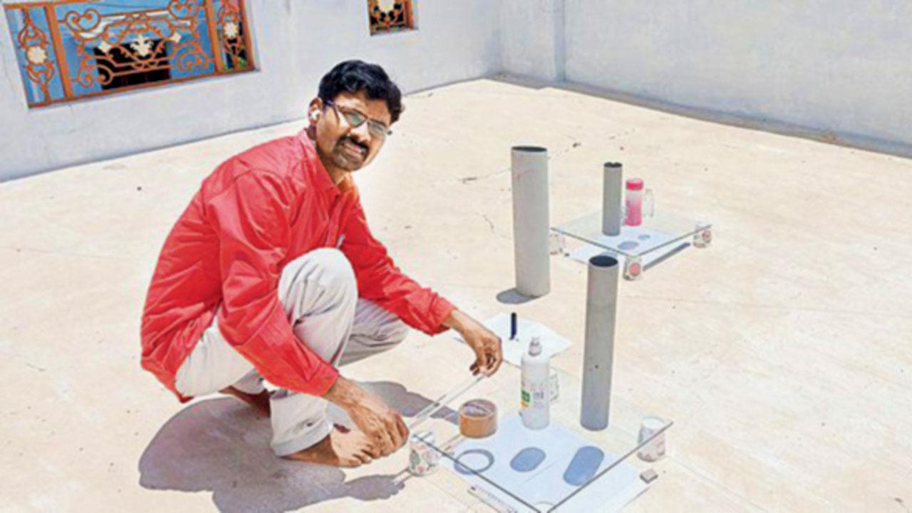 A man performs a zero shadow day experiment. PIC/WIKIMEDIA COMMONS