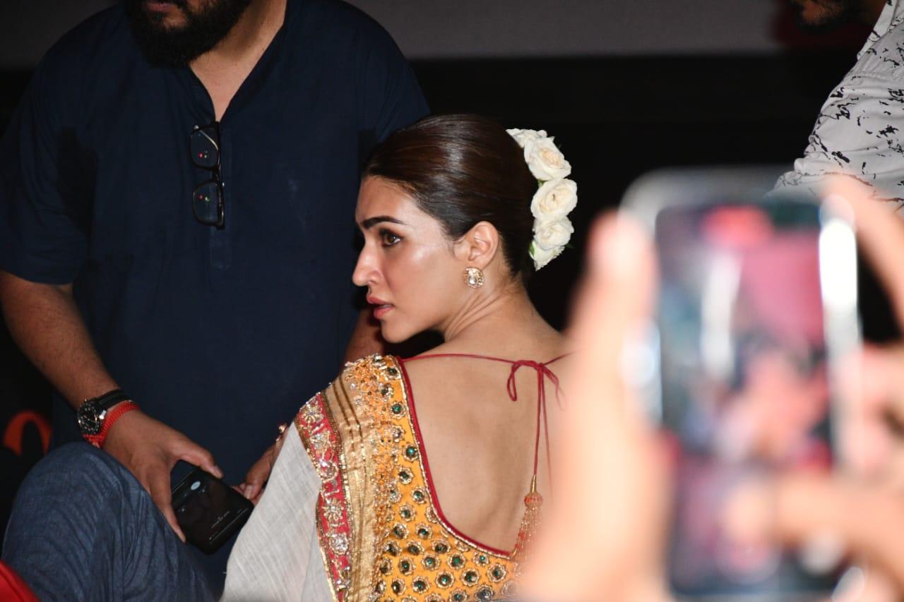 Kriti Sanon was welcomed by fans with loud cheer as she entered the event. She said, 