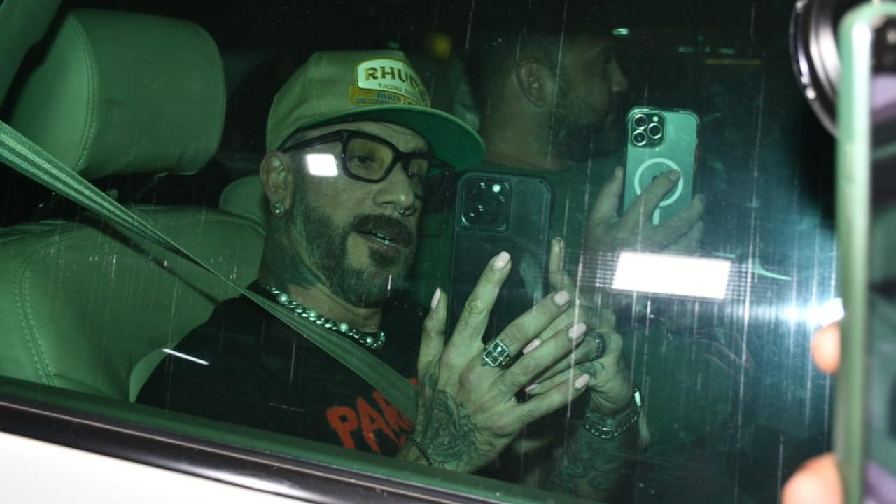 AJ McLean chose to wear checkered pattern shorts and a black T-shirt featuring a shark design, accompanied by the words Paradise Cove printed on it. He was also seen capturing the moment on his mobile phone.