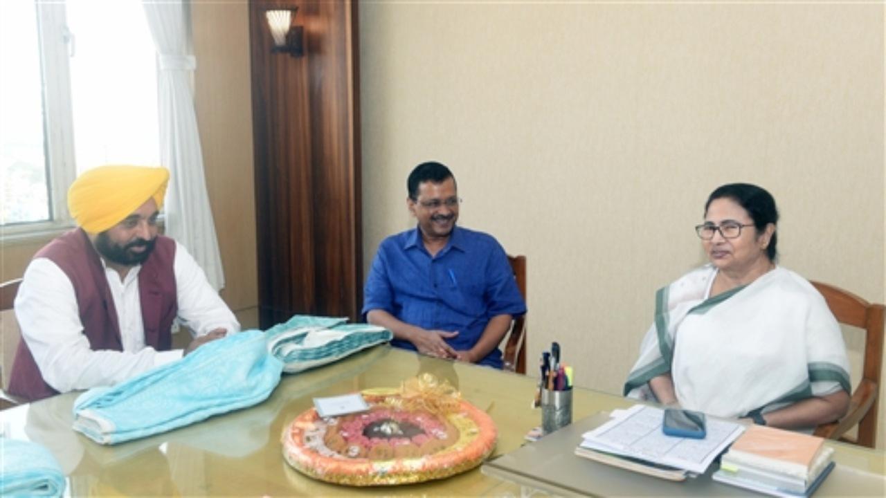 In Photos: Mamata assures support to Kejriwal in fight against Central ordinance
