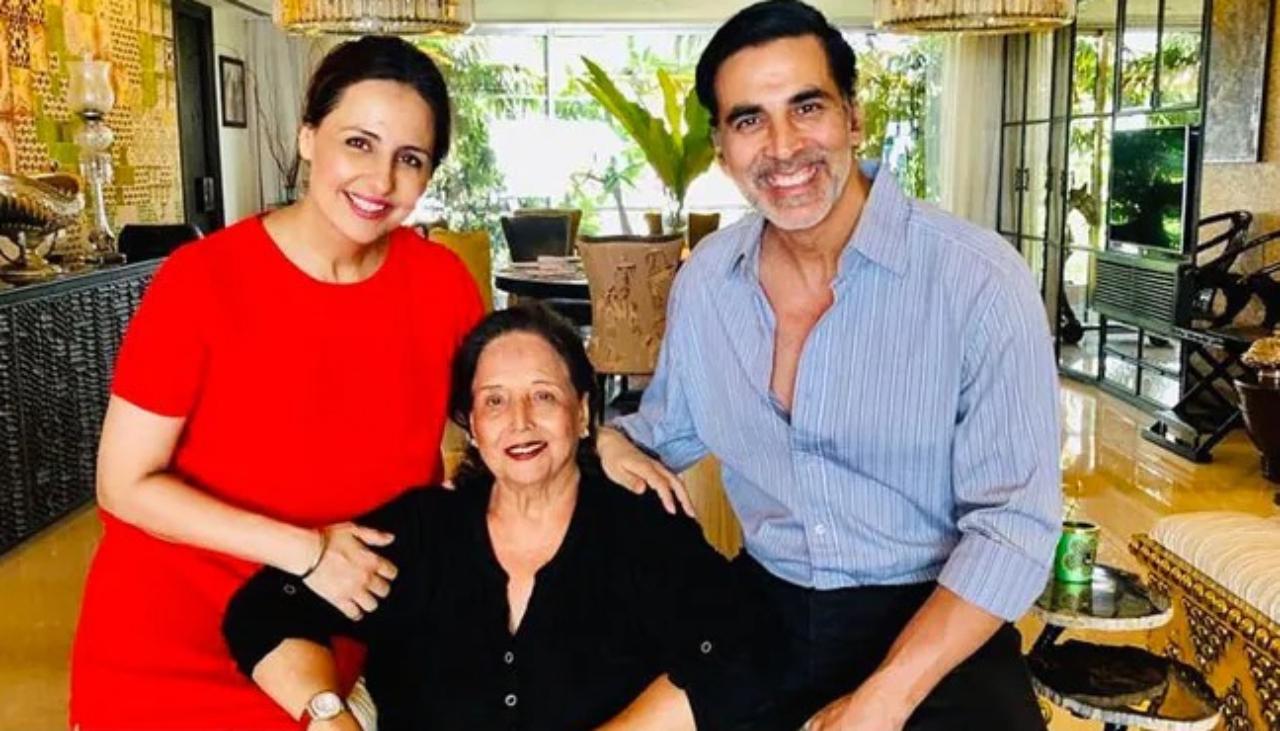 Akshay Kumar poses with his late mother Aruna Bhatia and sister Alka