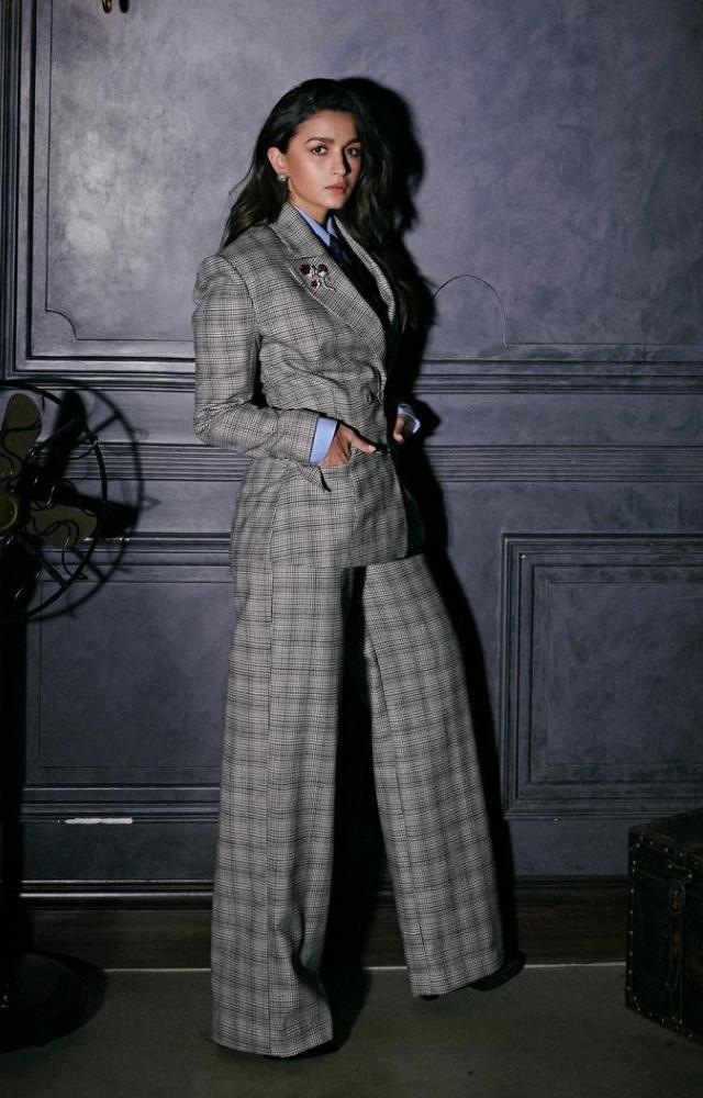 grey #chickenkari #suit #greychickenkarisuit Bollywood actress Alia bhatt |  Indian fashion dresses, Designer dresses indian, Indian designer outfits