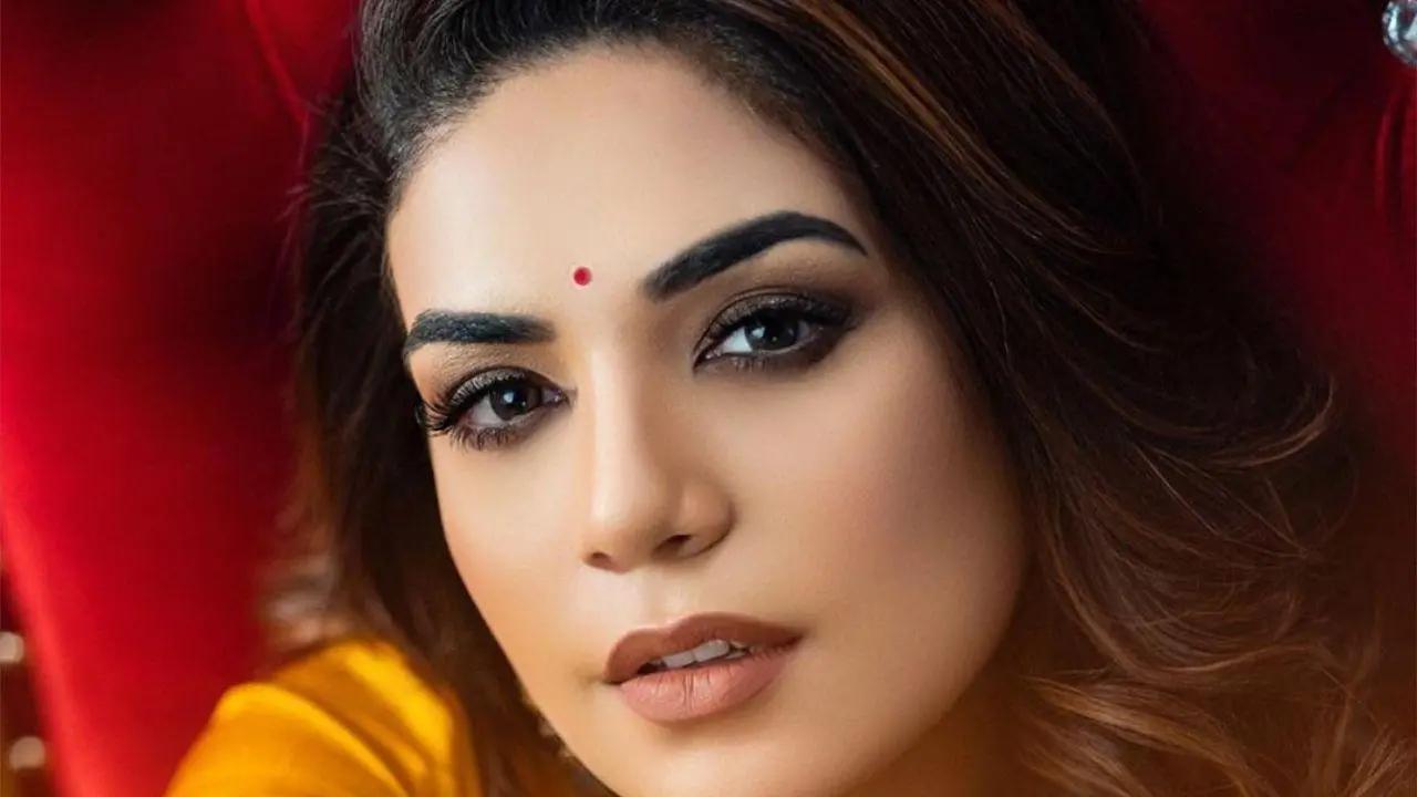 Anjum Fakih who was part of 'Kundali Bhagya' till recently admits she is an overthinker who gets stressed easily. She said, 