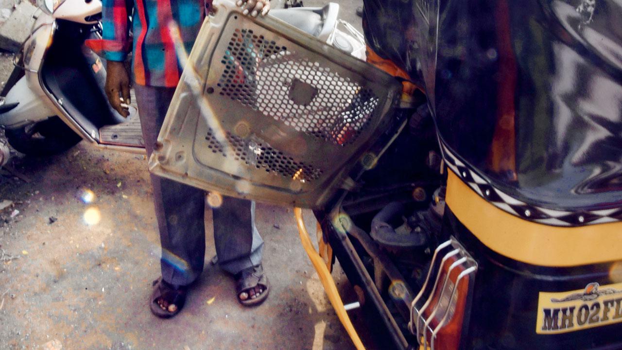 Drunk and speeding, Bandekar, a merchant navy professional, lost control over the speed breaker, which was not visible in the dark, and rammed into a parked garbage van, said cops (Pic/Sameer Markande)