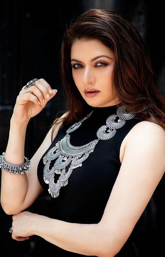 Bhagyashree effortlessly pulls off a western meets ethnic look in a black high neck sleeveless top paired with heavy ethnic jewellery. 