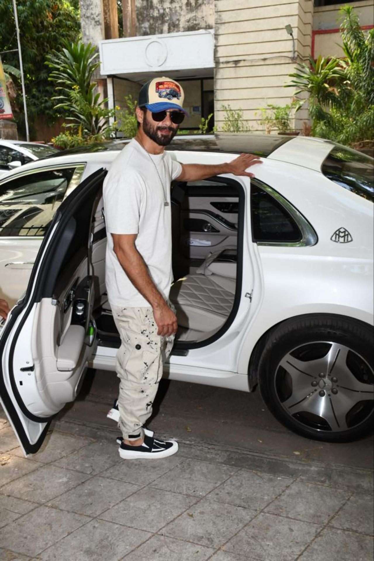 Shahid Kapoor was spotted at a dubbing studio in Bandra in a white t-shirt and beige cargo pants Shahid Kapoor was spotted at a dubbing studio in Bandra in a white t-shirt and beige cargo pants