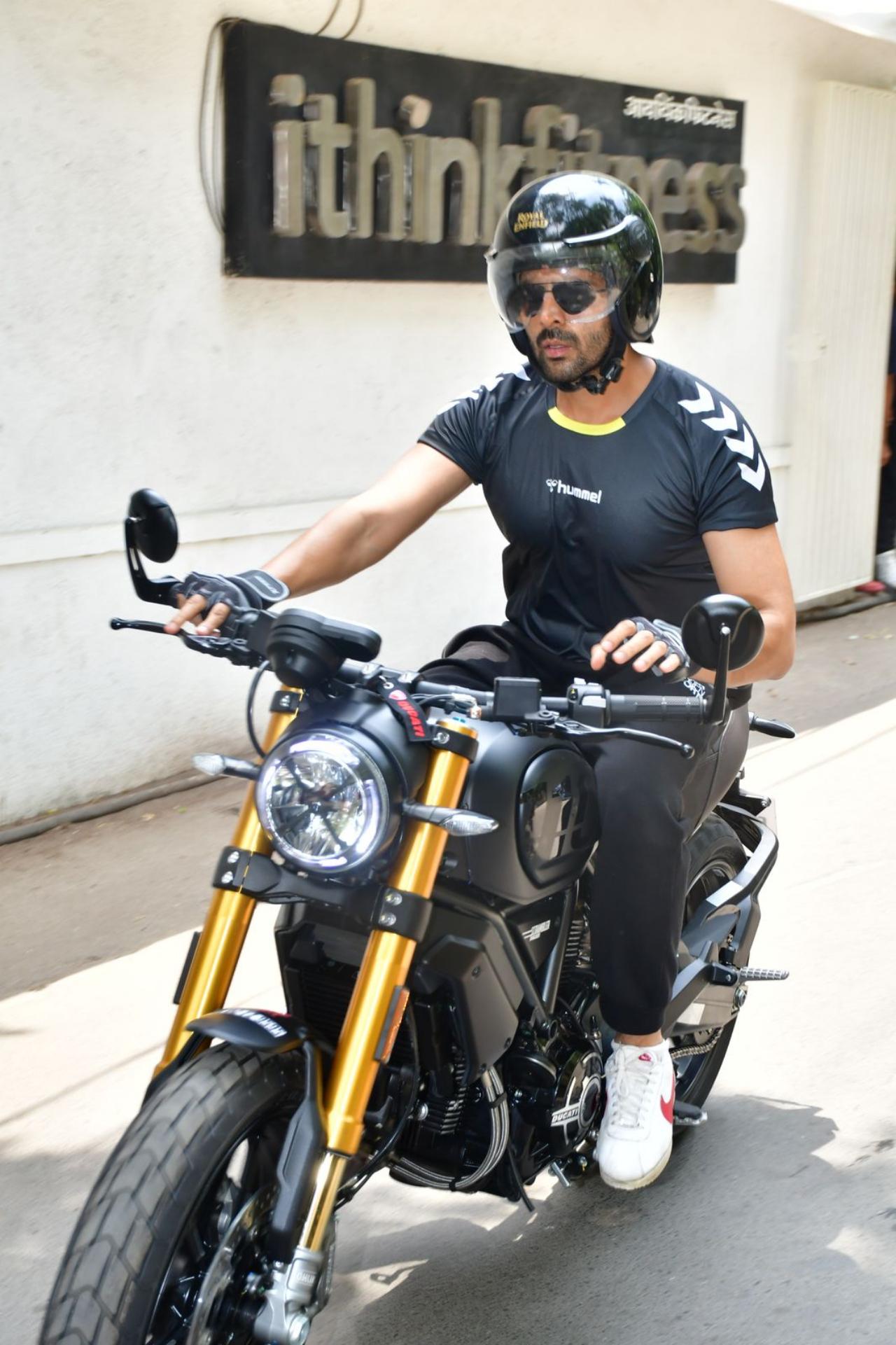  Ditching the comfort of his luxury cars, Kartik Aaryan was seen riding his bike.  Ditching the comfort of his luxury cars, Kartik Aaryan was seen riding his bike.