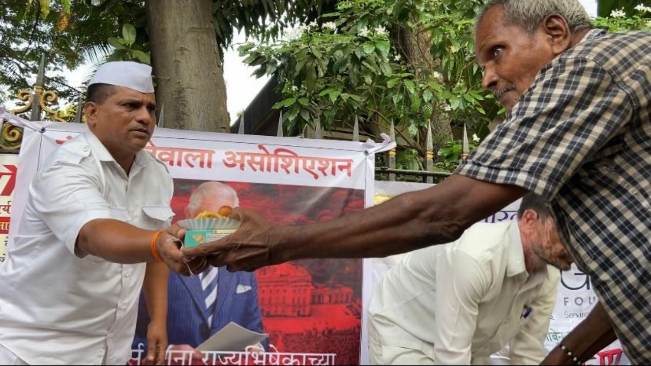The dabbawala association distributed sweets near KEM hospital in Mumbai on Saturday. Pics/Mumbai dabbawala association