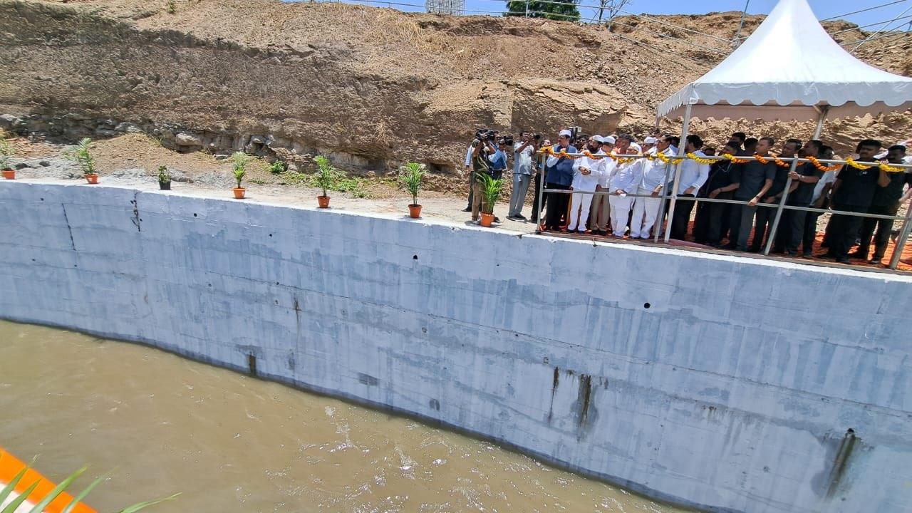 The project, including the dam and its canals is aimed at bringing around 68,000 hectare of land under irrigation. It is expected to provide drinking water to over 125 villages in Ahmednagar and Sinnar taluka in Nashik