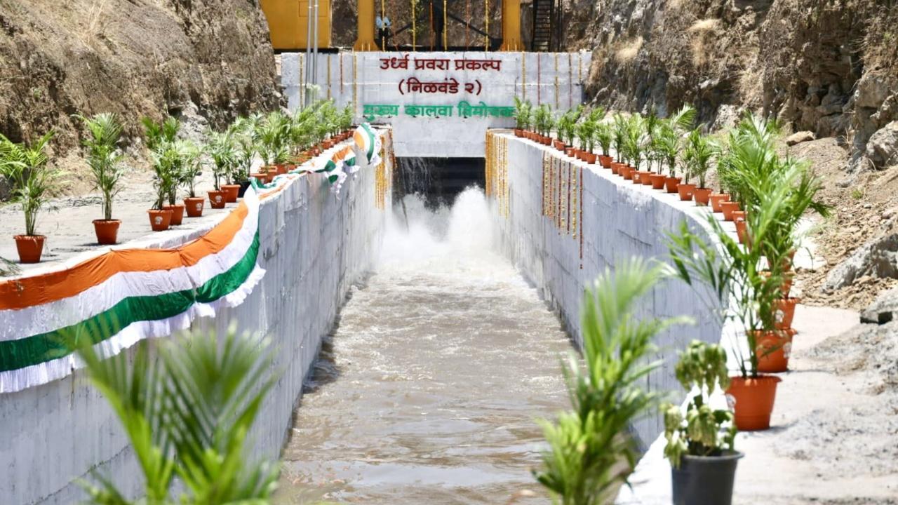 The construction of the 85-km-long left bank canal with a capacity to deliver water at 921 cusecs is completed, except the concrete lining. Pics/Twitter/Devendra Fadnavis