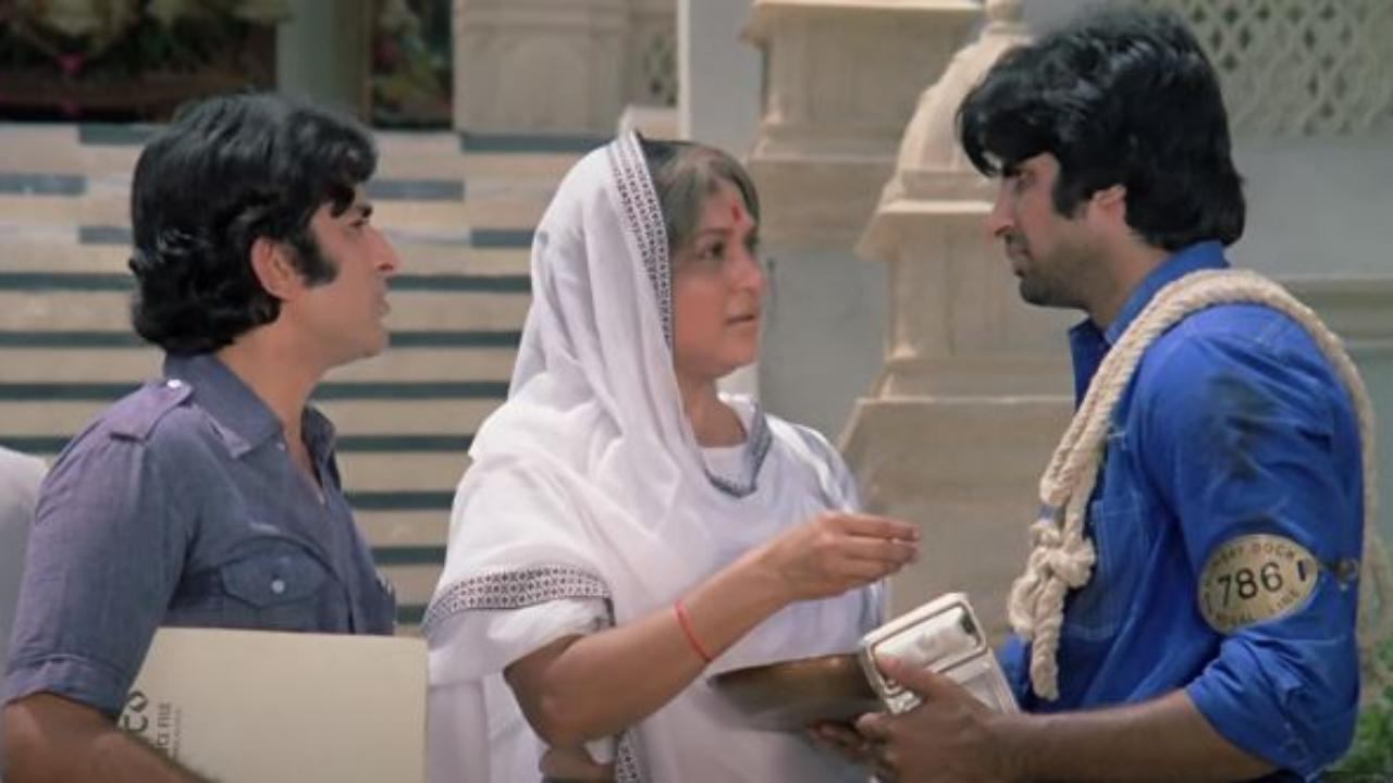 Nirupa Roy
Often referred to as the 'Queen of on-screen mothers,' Nirupa Roy is remembered for her roles as a selfless and virtuous mother in films like 'Deewar' (1975) and 'Amar Akbar Anthony' (1977).