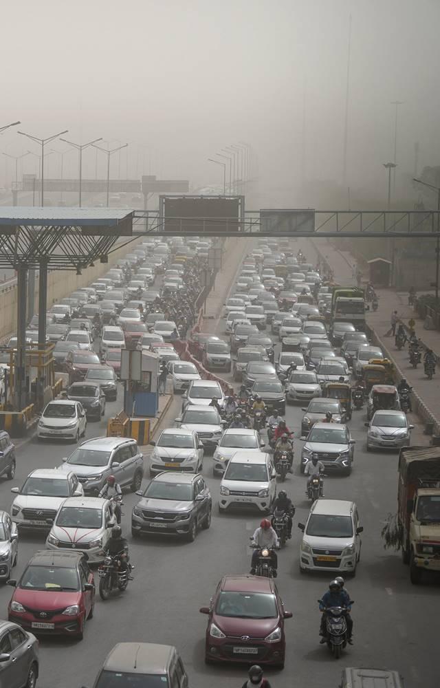 Vehicles stuck in traffic jam as the air quality deteriorates due to dust pollution, in New Delhi.