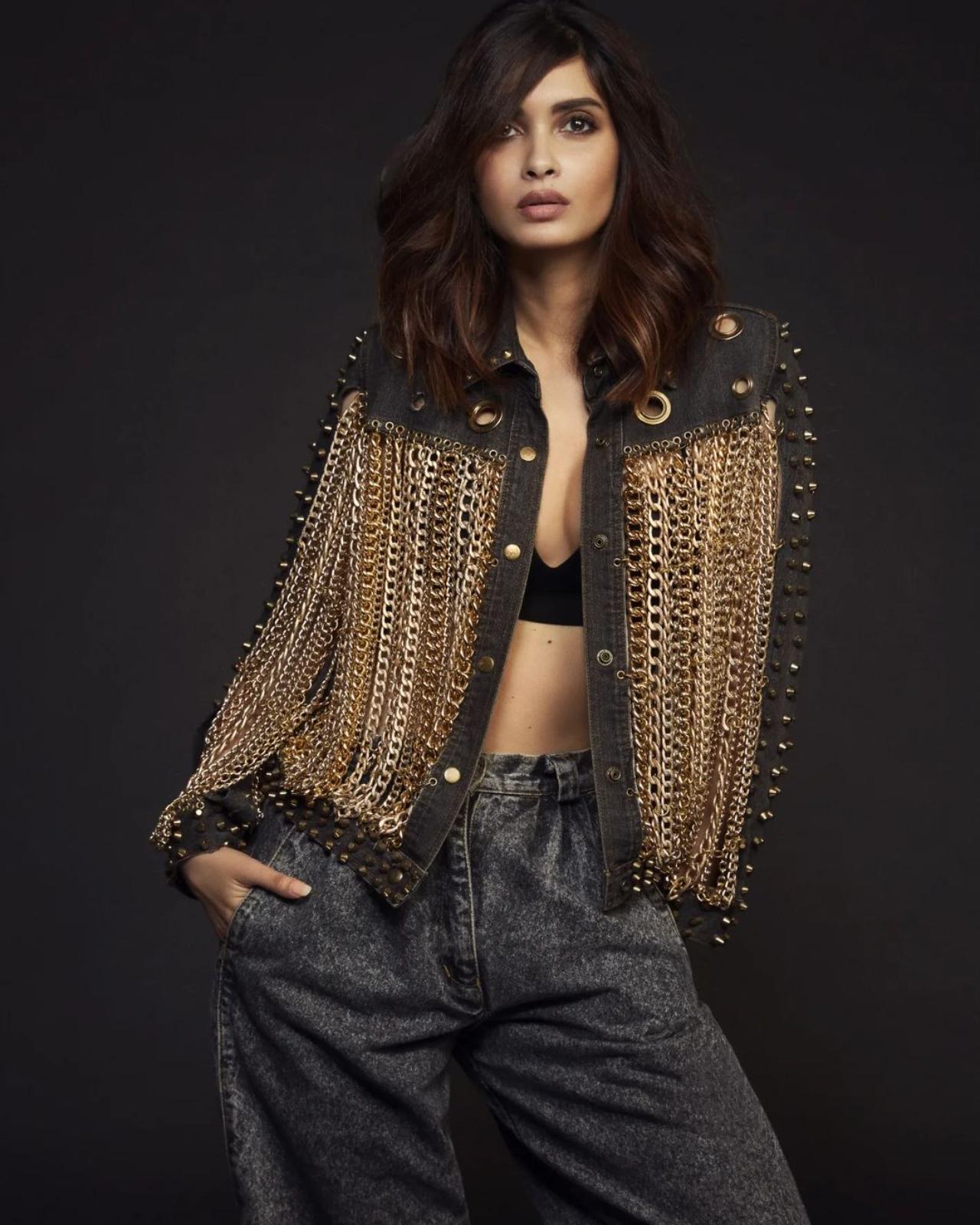 This is the perfect way to add the X factor to a denim-on-denim look. The golden mettalic chains on the jacket take the look to a whole another level and needless to say you don't require any other accessory for your look