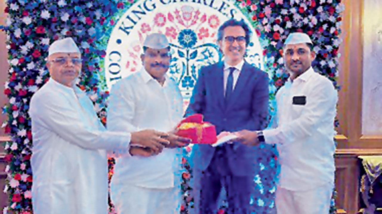 (From left) Ullas Shantaram Muke, Ramdas Karvande and Sopan Mare present the pagdi to Alan Gemmell