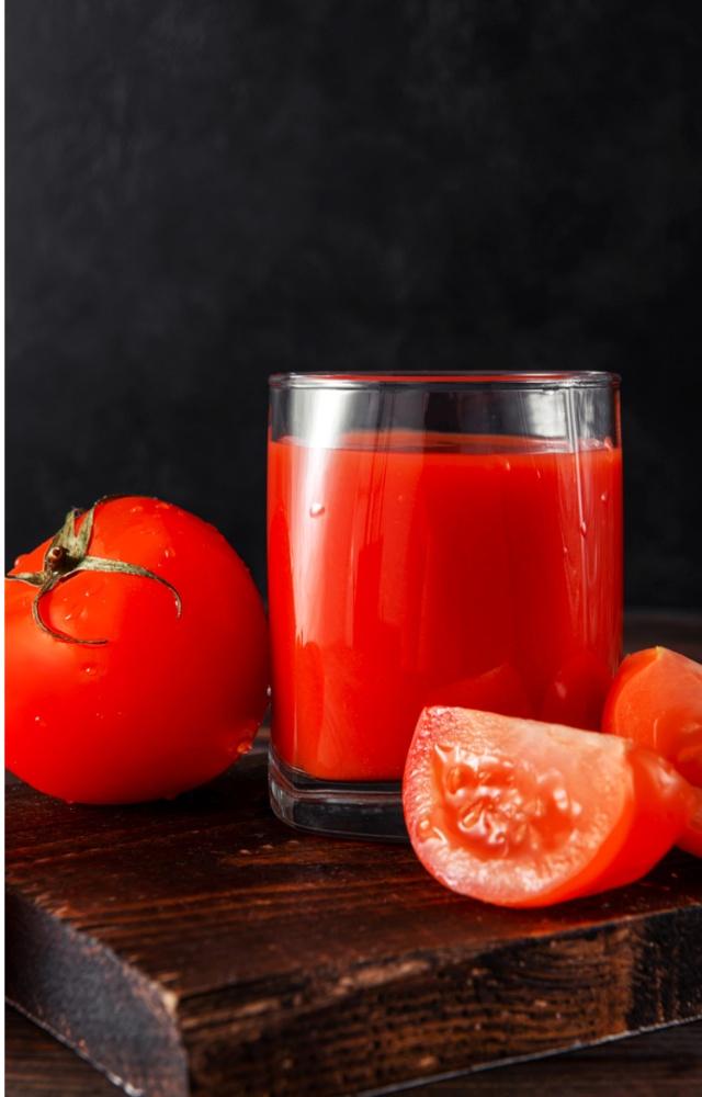 Tomato too has antiseptic and antimicrobial properties which not only help to limit bacteria but also improve body odour
