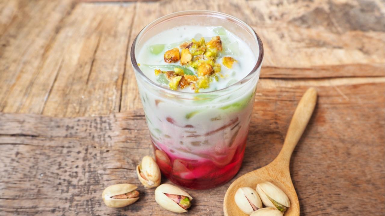 Badshah FaloodaLocated in Crawford Market, Badshah Falooda is a legendary spot known for its rich and creamy faloodas. Their signature falooda is a mix of kulfi, falooda noodles, sabja seeds (basil seeds), rose syrup, and milk, topped with dry fruits and a cherry