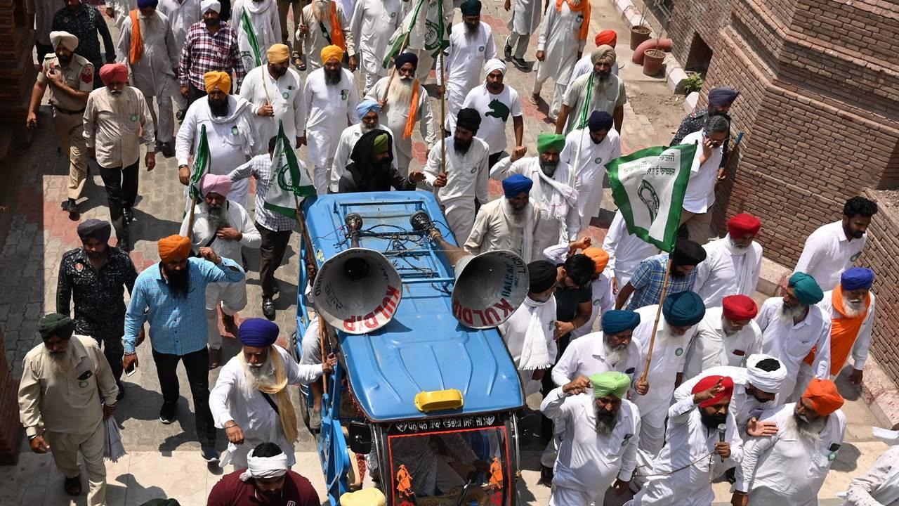 Farmers coming to Jantar Mantar stopped at Singhu border, 24 detained