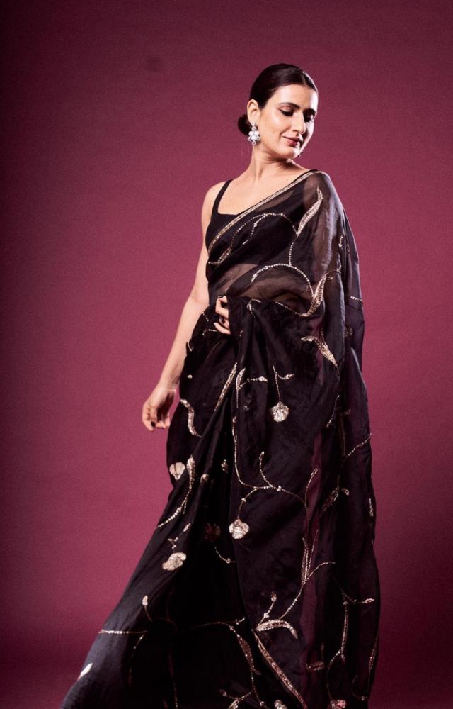 Ravishing in black, Fatima grabbed our eye with her stunning saree, covered in gold flowers