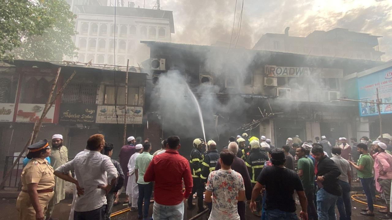 Mumbai: Fire breaks out at shop in Mohammed Ali Road, operations underway