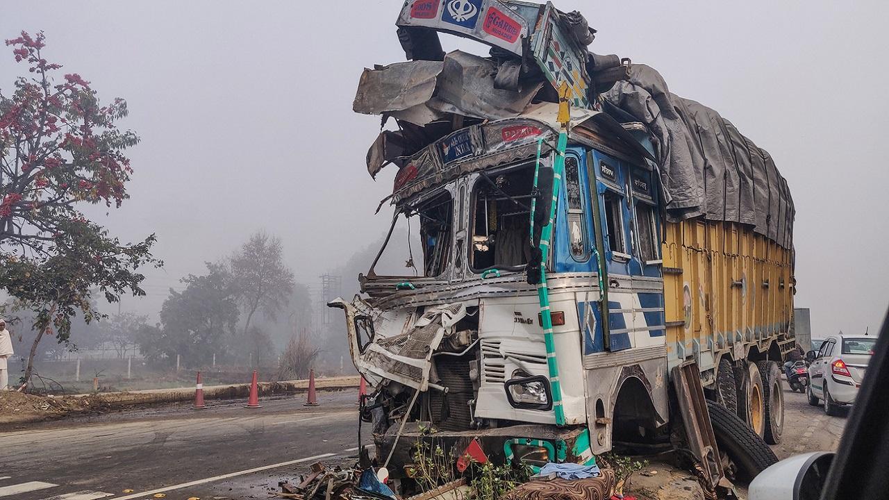 Maharashtra: Driver of truck carrying illegally-mined sand tries to hit Beed Collector's car; held for attempt to murder