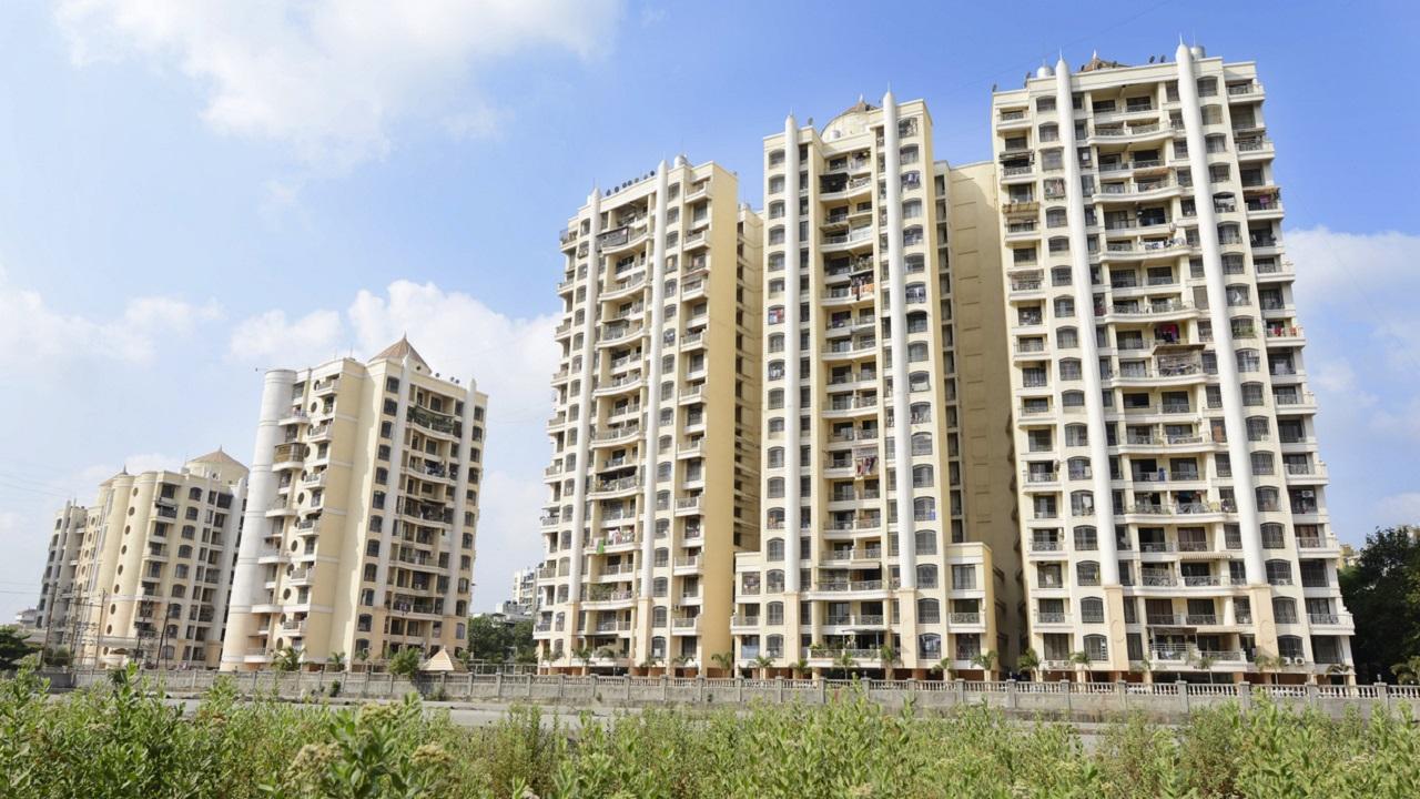 Such buildings don’t have housing societies to take care of repair work. Also, occupants fear they will lose their rights once they leave the building’s premises. Over the past 20 years, more than 60 persons have died in building collapses in the area, officials said (Pic/iStock)