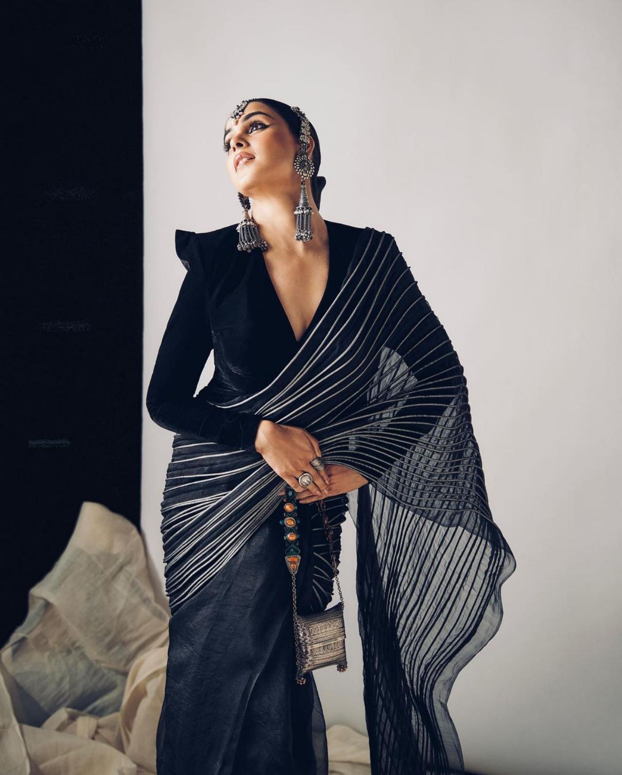 Genelia Deshmukh stole the show with her gorgeous black saree that featured silver running lines along the pallu. The saree was paired with a stunning velvet blouse, designed with dramatic shoulders for that extra flair!