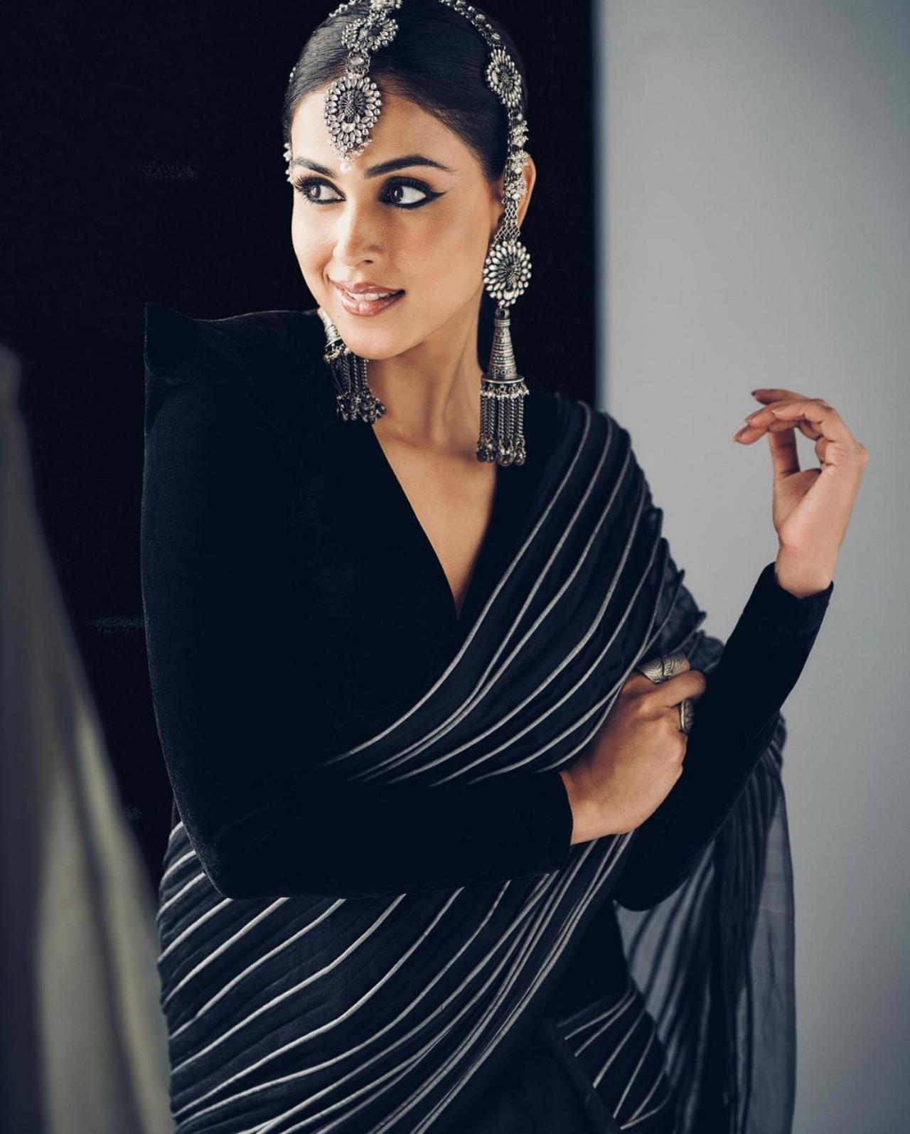While her saree was a treat to watch, Genelia teamed up her look with some timeless oxidised jewllery and a bold eyeliner.