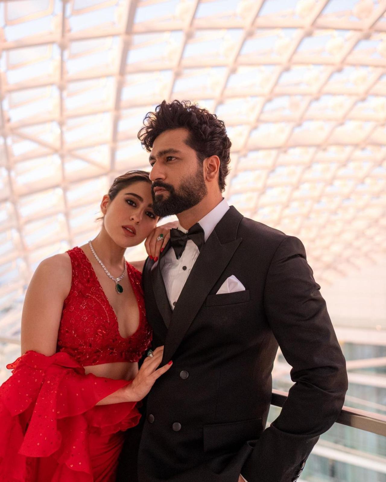 While Sara painted the green carpet of IIFA red in her ravishing red ruffled saree, Vicky looked dashing in his classic black tuxedo. The two raised the mercury levels of the night as they posed together for some sizzling pictures.