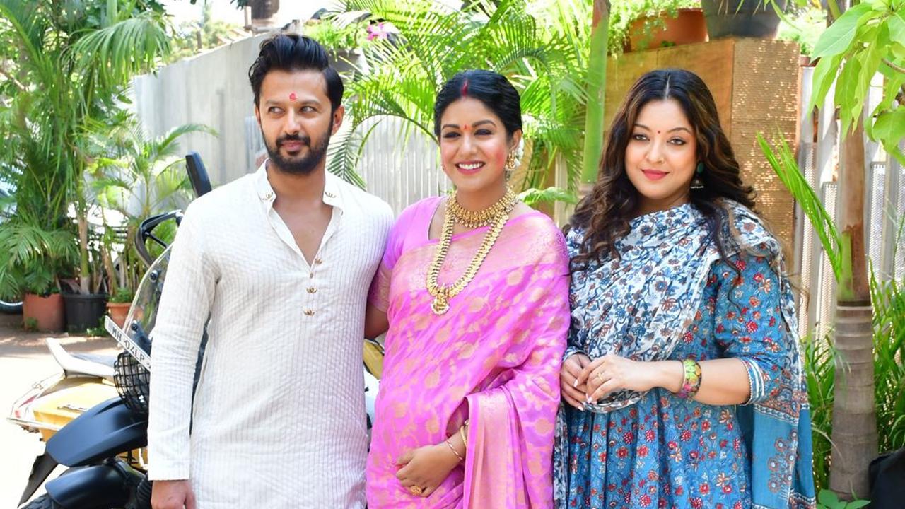 Ishita's elder sister and actress Tanushree Dutta was spotted in a blue salwar kameez, as she posed with the parents-to-be.