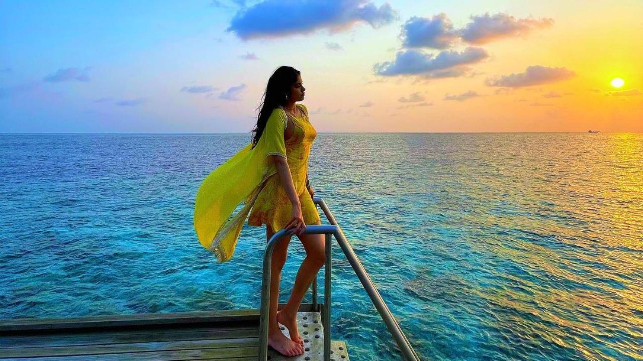 Janhvi Kapoor's stunning sunset photos on the serene beaches of the Maldives always steal the show. The vacation vibes are very strong as she poses by the beach.