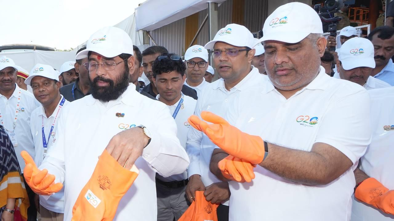Shinde said beach clean-up drives were being held at 35 places in the country simultaneously on Sunday. Representatives of the G20 countries also participated in the drive at the Juhu beach, he added. (Pic/PTI)