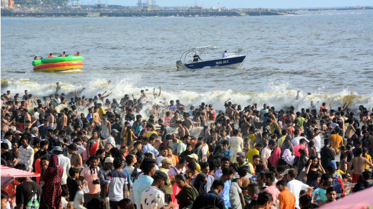 According to Rajeevan, there is a need to issue clear directives to citizens to avoid going out during the afternoon hours (11.30 am to 3.30 pm). 