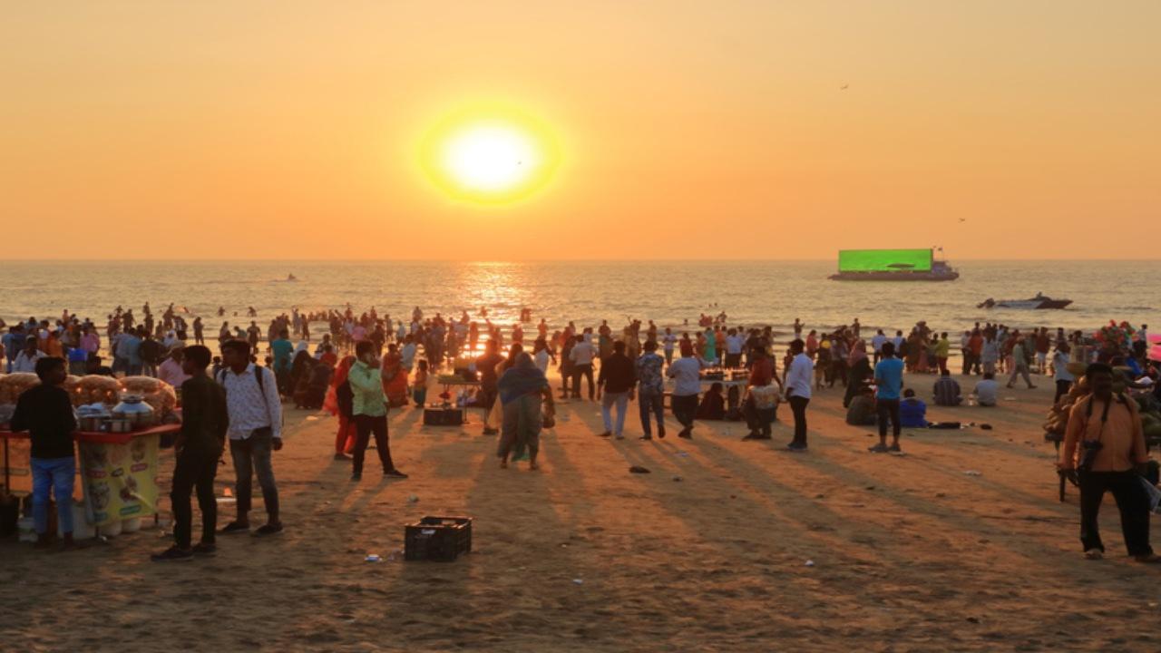 In Photos: Mumbaikars throng Juhu beach as mercury soars