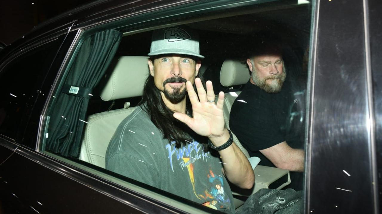 Kevin Richardson was spotted sitting inside a car, cheerfully waving his hands towards the paparazzi who had gathered to welcome them.