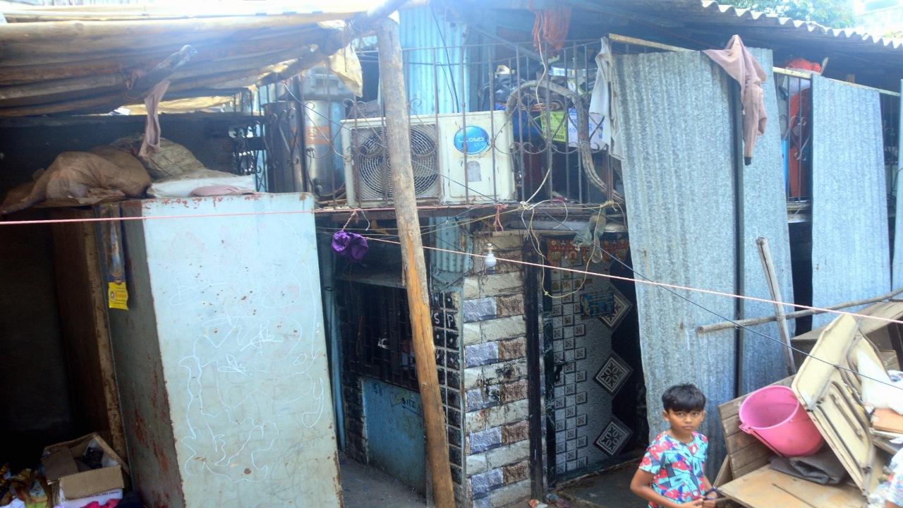 The injured persons are identified as - Sakhubai Jaiswal, (65), Priyanka Jaiswal (26), Nikita Mandalik (26), Sunil Jaisawal (29), Yasha Chavan (07) and Pratham Jaiswal (06)