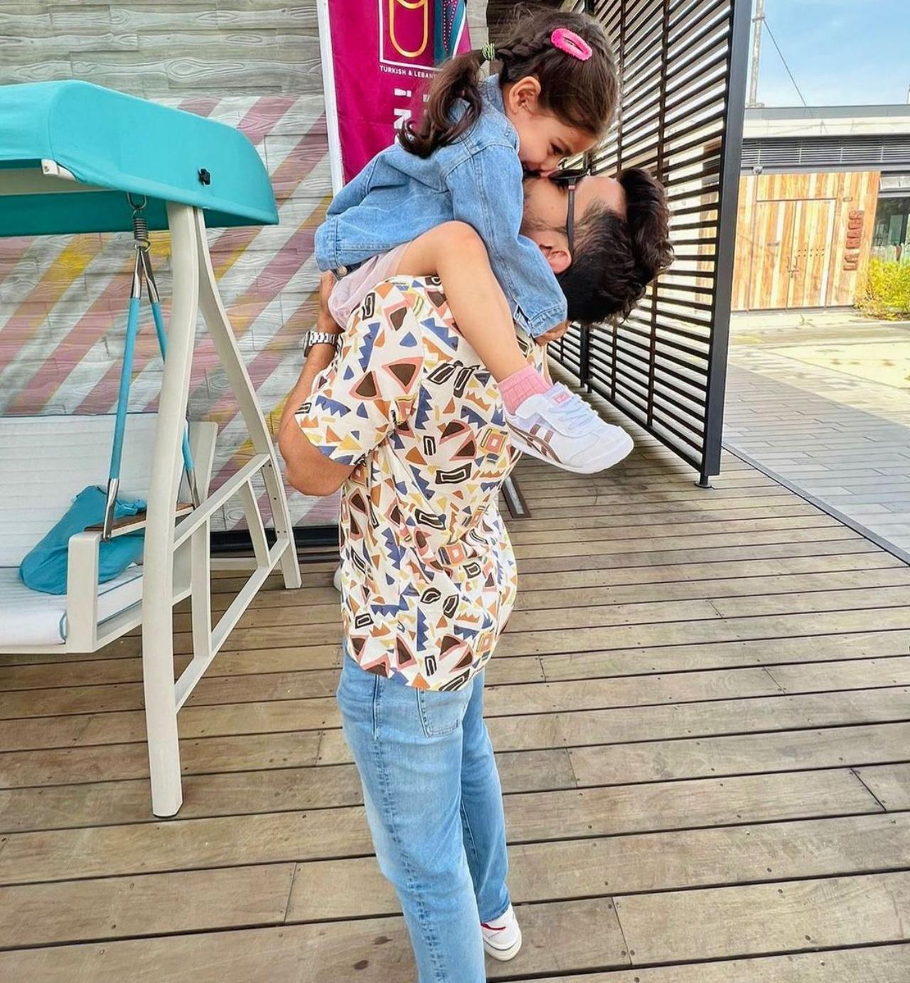 In yet another picture from their holidays, Kunal and Inaaya share an adorable moment as the little one sits on her father's shoulder and looks at him. 