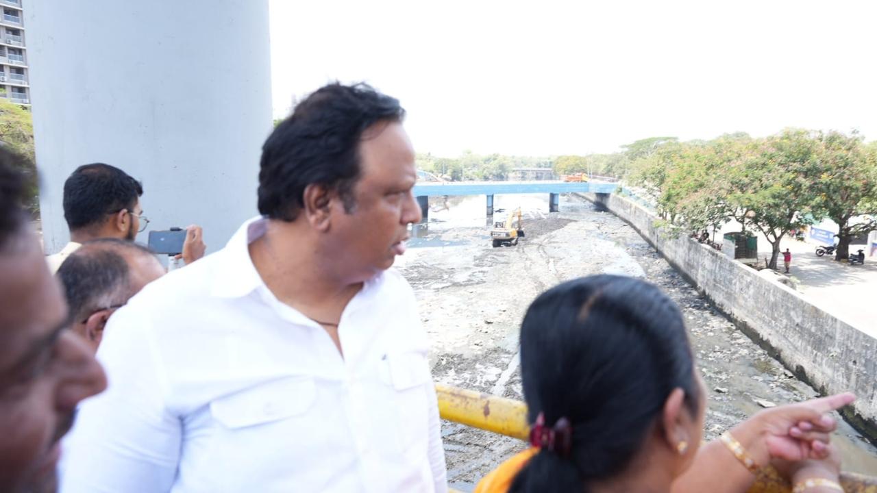 Oshiwara River along with a few other drains were inspected on Tuesday. The work of removing the silt was started at both places. Although the sea was full of water due to high tide, the picture showed that the sediment was coming out from the bottom with the help of JCB