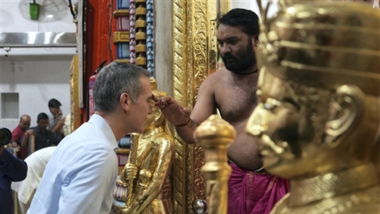 IN PHOTOS: US Ambassador to India visits Mumbai's Mumbadevi temple