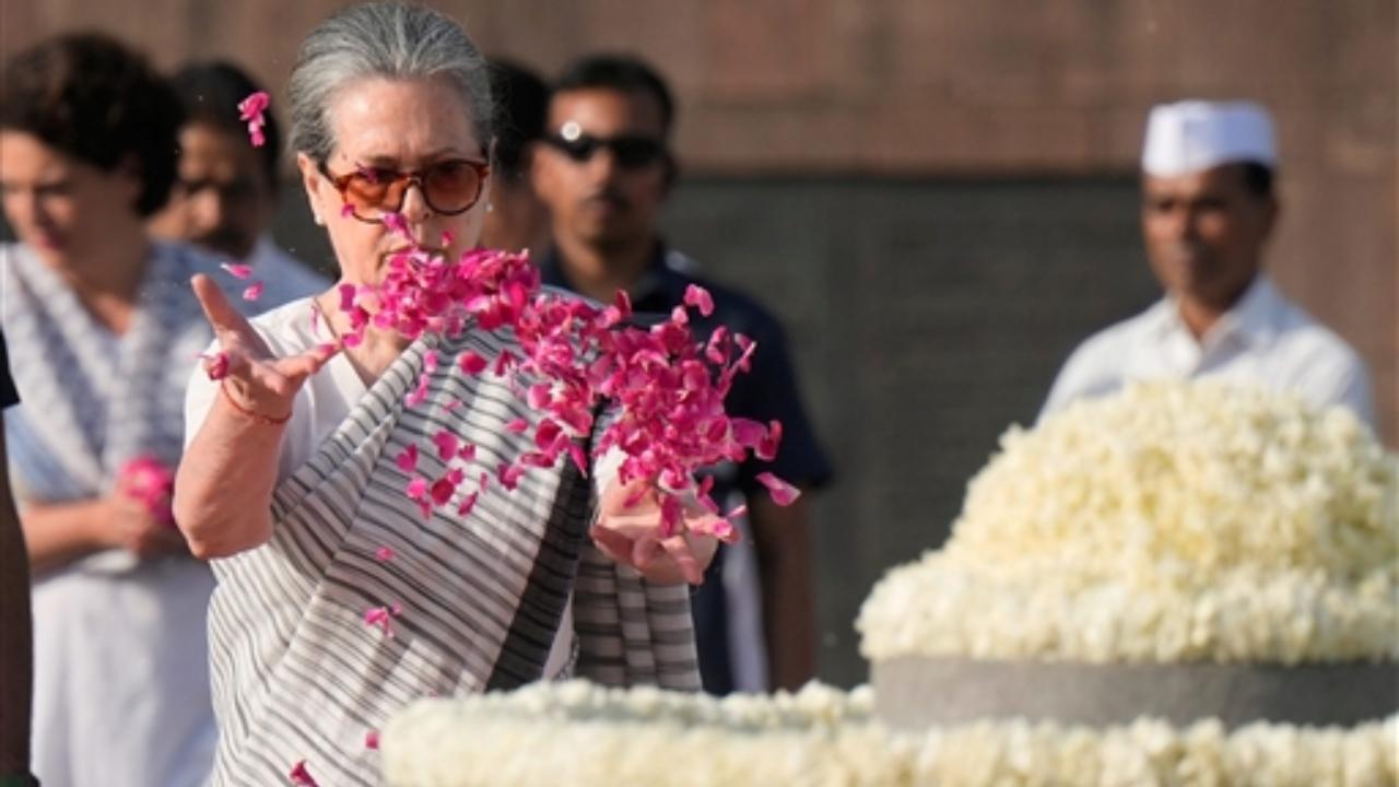 Congress leaders pay homage to former PM Rajiv Gandhi on his death anniversary