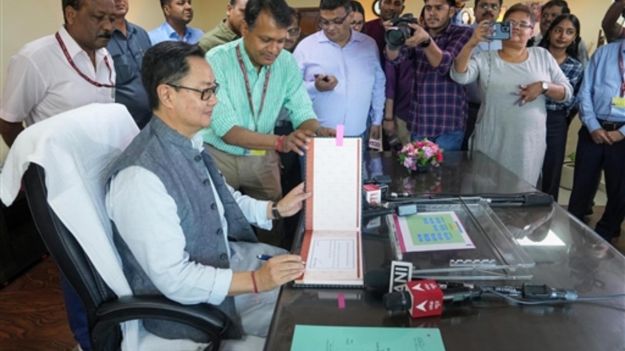 Rijiju takes charge of Earth Sciences Ministry