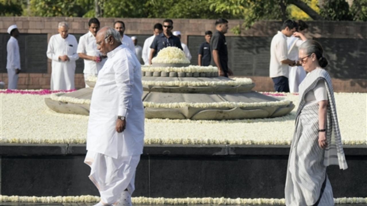 Congress parliamentary party chairperson Sonia Gandhi and party president Mallikarjun Kharge also paid homage to former Prime Minister Rajiv Gandhi on his death anniversary