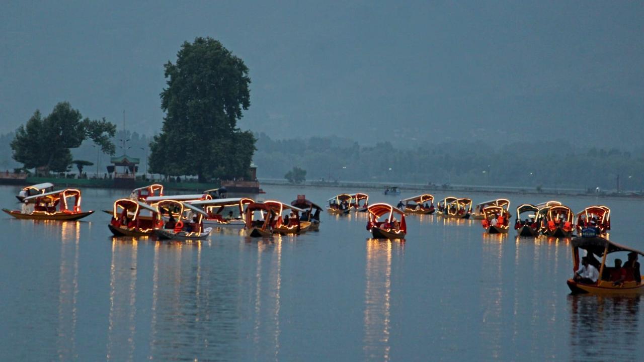 G20 delegates enjoy Shikara boat ride (Pic/Pallav Paliwal)