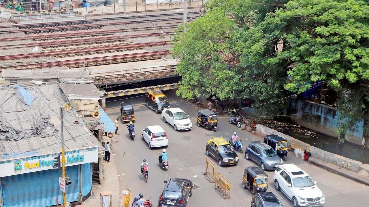 Work to increase the capacity of the Mogra nullah at the Andheri subway has been stalled due to traffic congestion linked to the delay in the construction of Gokhale bridge. Andheri subway is often closed to traffic during the rainy season as it is a chronic waterlogging point
In pic: The Andheri subway, which is prone to flooding during the monsoon, on May 7. File pic/Anurag Ahire