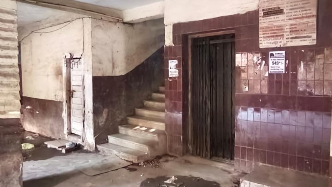 This year, UMC has stated that eight buildings must be demolished urgently while 50 need to be evicted for repairs. At least 250 families stay in the 50 buildings
Also Read: Ulhasnagar residents thrown out three weeks before the rains come