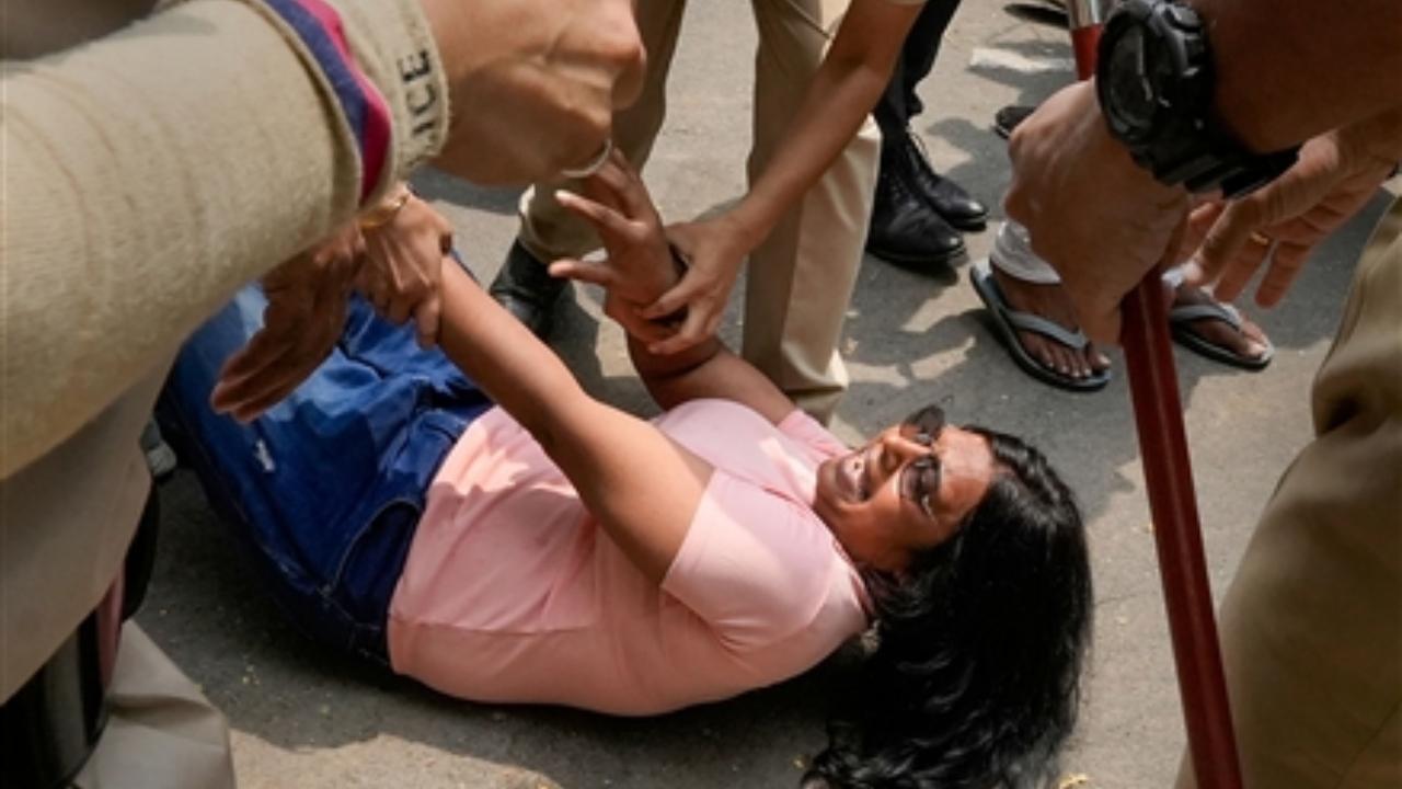 Protesting wrestlers detained, Police clearing protest site at Jantar Mantar