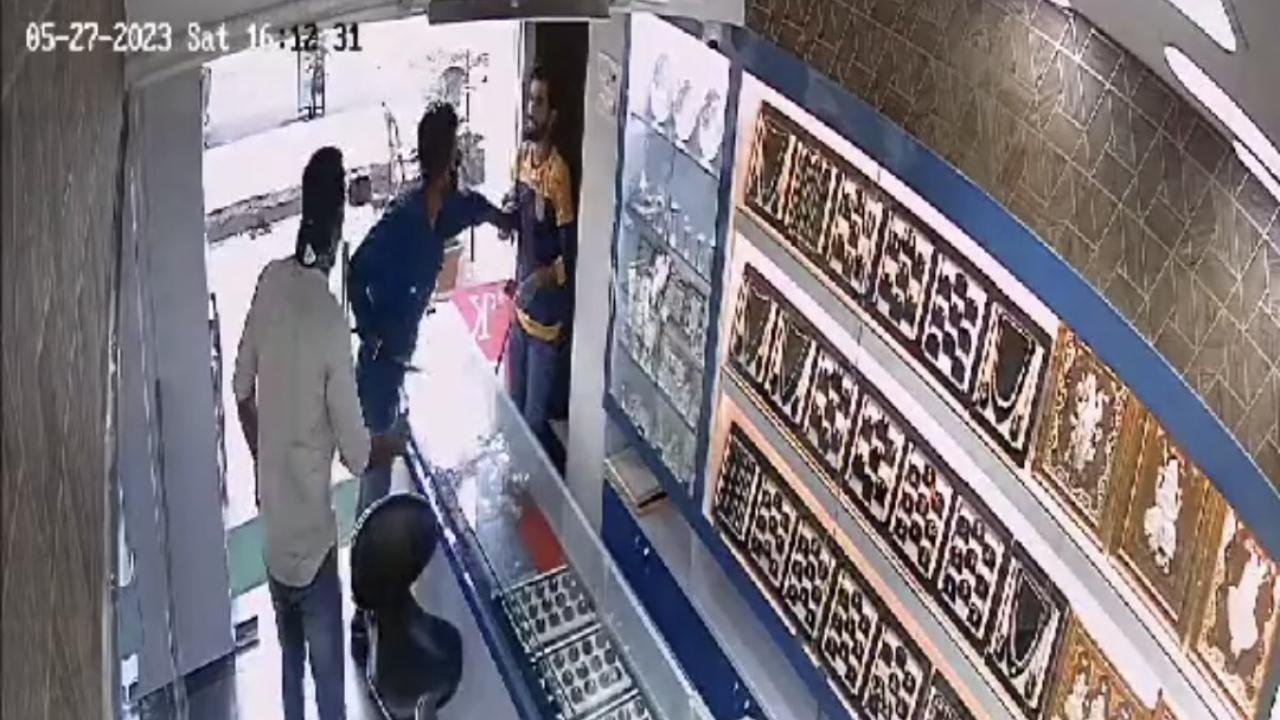 Jewellery shop owner attack robbers to save his shop in Mira Road