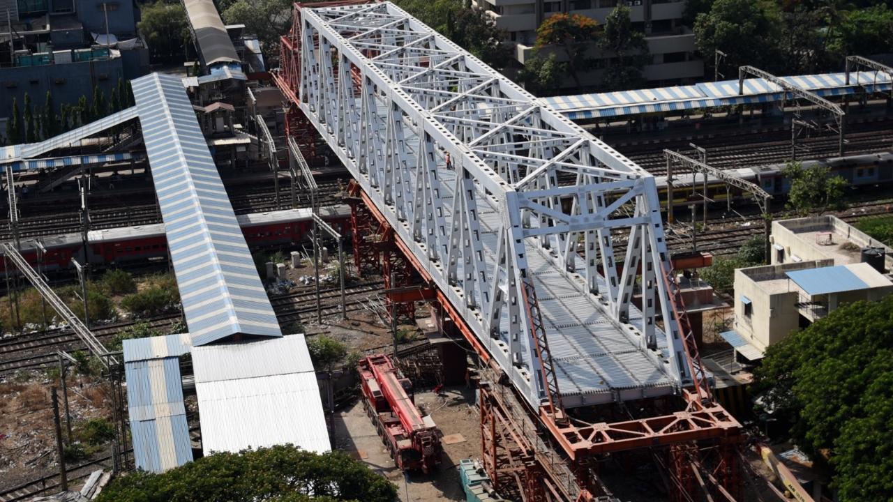 IN PHOTOS: First girder for Vidyavihar ROB successfully installed by BMC