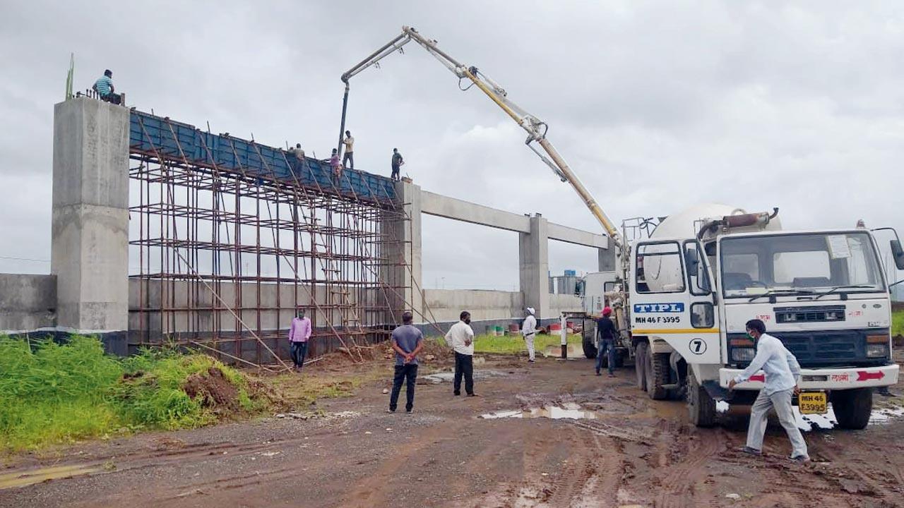The project’s cost is shared between the Railways and the City and Industrial Development Corporation (CIDCO) of the Maharashtra government. Railways bear one-third of the cost, while CIDCO covers two-thirds, maintaining a 67:33 ratio
In Pic: Underconstruction of the railway line 2021